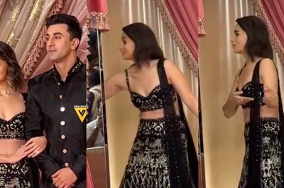 Alia Bhatt Pulls Shy Ranbir Kapoor to Pose Together at Anant-Radhika's Sangeet, He Walks Away | Watch