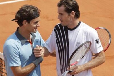 Federer avoids Nadal fate, enters last eight