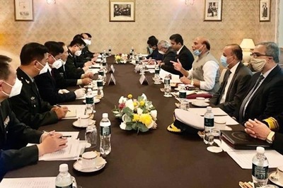 Amid Border Row, Defence Minister Rajnath Singh Holds Talks with His Chinese Counterpart in Moscow