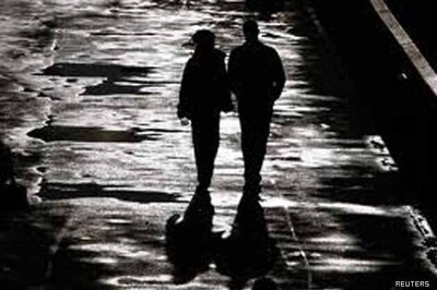 Mob pelts stones as police rescue runaway couple