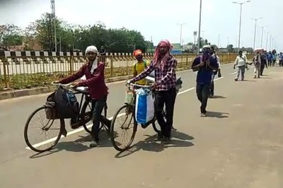 Police Faces Tough Time as Migrant Labourers Come Out on Roads at Few Places in Haryana