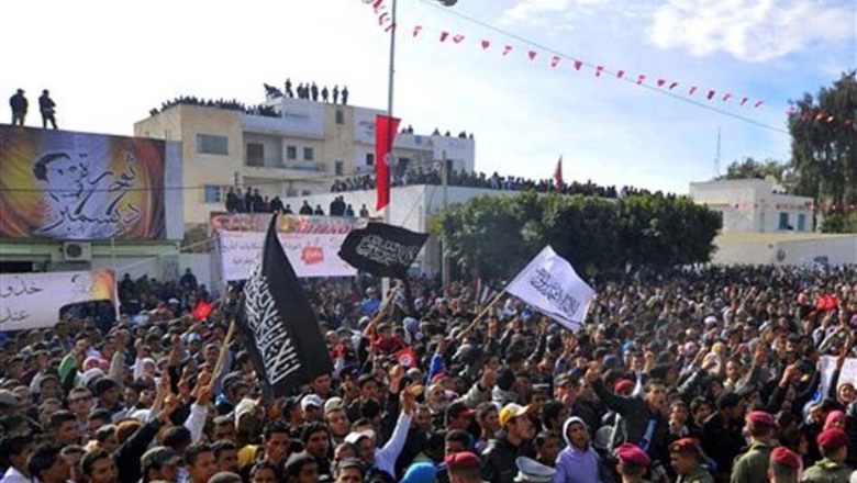Disgruntled crowd hurls stones at Tunisian president