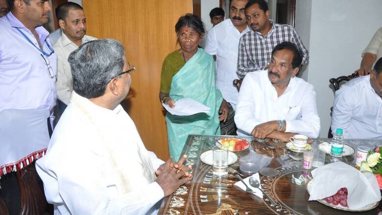 60-yr-old from Karnataka Travels to Delhi to Meet Siddaramaiah to get Land Promised by Govt