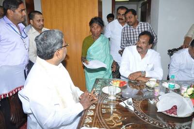 60-yr-old from Karnataka Travels to Delhi to Meet Siddaramaiah to get Land Promised by Govt