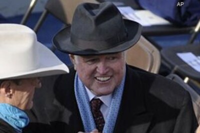 Senators Byrd, Kennedy collapse at Obama luncheon