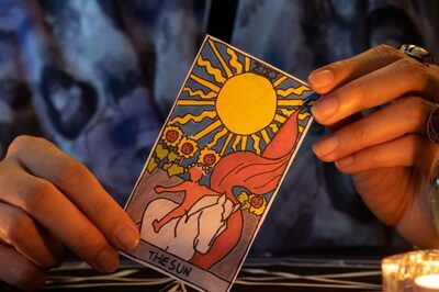 Why Are Singles Obsessed With Tarot Card Reading?