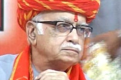 Advani vows to make every girl a lakhpati in India
