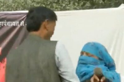 Woman Thrashes Man With Slippers on Stage at Event in Delhi Over 'Personal Dispute' | Watch