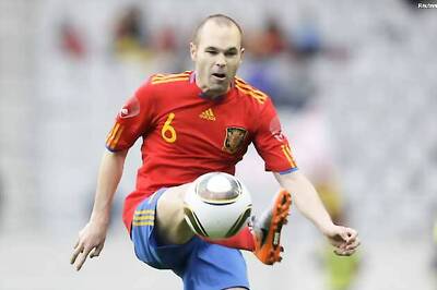 Iniesta injury scare in warm up match