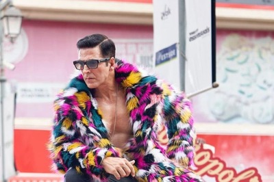 Akshay Kumar Drops Pic In Colourful Jacket from Selfiee Sets; Fans Advise 'Ranveer Singh Se Door Raha Karo'