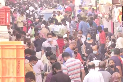 Huge Crowd at Mumbai's Dadar Vegetable Market Yet Again Despite Massive Spike in Covid-19 Cases