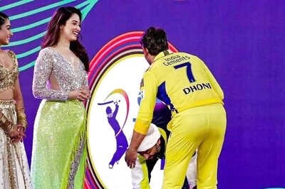 IPL 2023: Arijit Singh Touches Dhoni's Feet During Opening Ceremony, Wins Respect