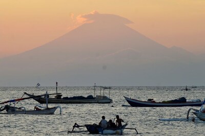 Thousands Evacuated as Volcano Rumbles on Indonesian Holiday Spot Bali