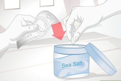 How to Mix Saltwater for an Aquarium