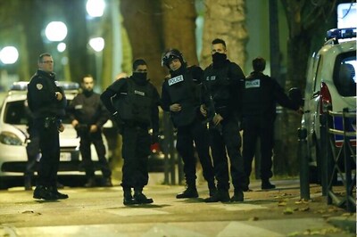 Fresh shootout during anti-terrorist operation in Paris, suspects holed up in apartment, policemen injured