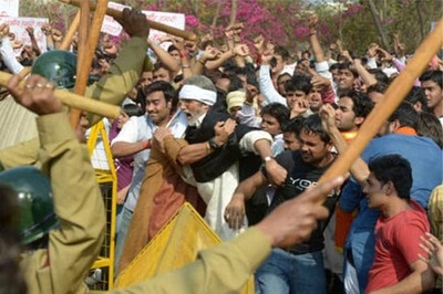 'Satyagraha': Big B fasts Anna Hazare style for Prakash Jha's film