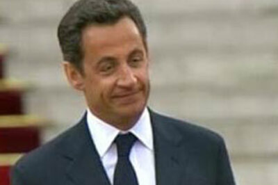 Sarkozy posts on Facebook photo of him at Berlin Wall