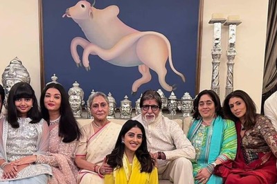 Aishwarya Rai, Navya Naveli Nanda Are All Smiles As They Pose With Bachchan Clan on Diwali; See Pic