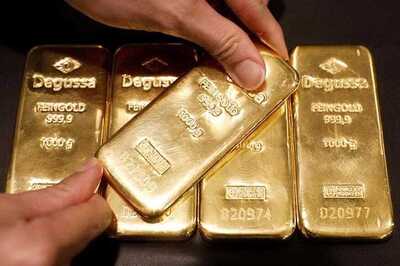 Gold Near Four-week High as Political Uncertainty Weighs on Dollar
