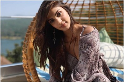 Rhea Chakraborty Used to Conduct Yoga Classes for Herself and Jail Inmates, Says Her Lawyer