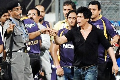 MNS wants to felicitate the guard who defied SRK
