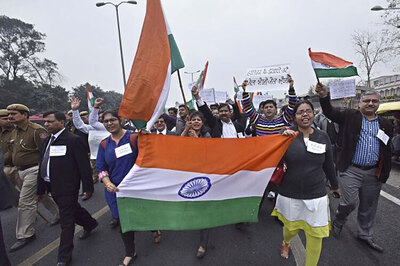 Police hunt for JNU students on campus in sedition case