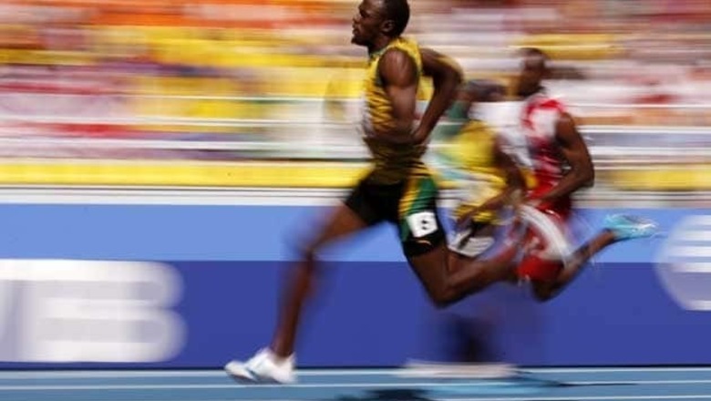 Usain Bolt breezes through 200 heat at World Championships