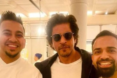 Shah Rukh Khan Looks Dashing in Messy Hair As He Poses With Chefs Amid Dunki Shoot in London