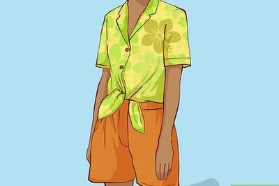 How to Dress for a Hawaiian or Tropical Themed Party