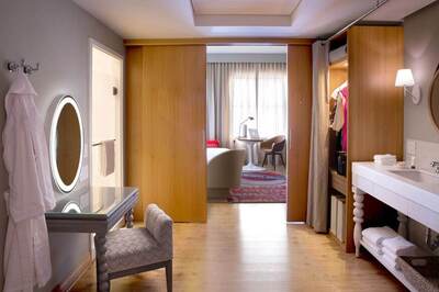 Know How to Make Your Room Beautiful With Wall Art