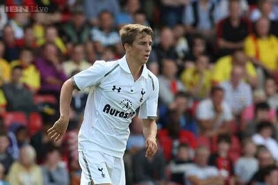 Swansea sign Tottenham's Tom Carroll on loan