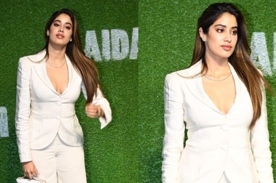 Sexy! Janhvi Kapoor Flaunts Her Curves in Very Fitted Pantsuit at Maidaan Screening, Hot Video Goes Viral