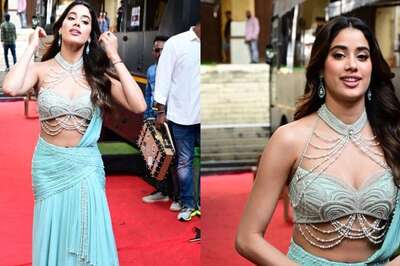 Sexy Video! Janhvi Kapoor Flaunts Hot Curves in Halter Neck Blouse, Saree at Devara Promotions; Watch