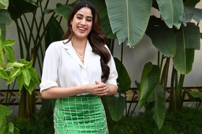 Janhvi Kapoor BLUSHES Hard Talking About Her 'Ideal' Partner; Paps Scream 'Mil Gaya Aapko' | Watch