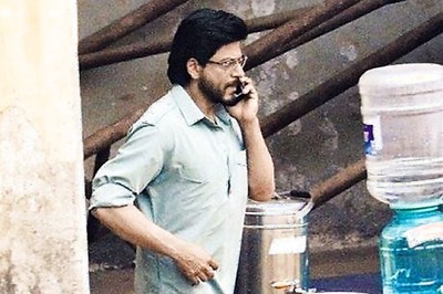 Snapshot: Shah Rukh Khan snapped on the sets of 'Raees' in a blue pathani suit