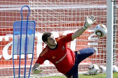 Casillas helps unveil Euro 2012 final ball