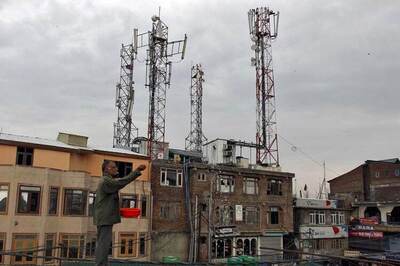 Blindfolded Kashmiri Pandit invites 'hugs' to promote brotherhood in Valley