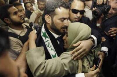 Iraqi journo who threw shoe at Bush released from jail