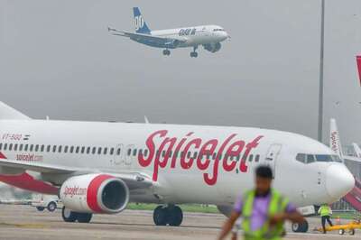 Spicejet Crew Falls Down During Push-back in Mangaluru Airport
