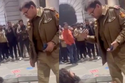 Delhi Cop Stops Street Artist from Playing in Connaught Place, Gets Flak on Twitter