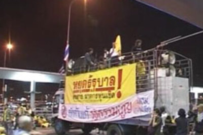 Anti-government protests in Bangkok, Jet cancels flights