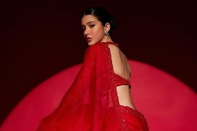 Shanaya Kapoor Screams Charm in THIS Classic Red Saree by Designer Manish Malhotra; See Photos