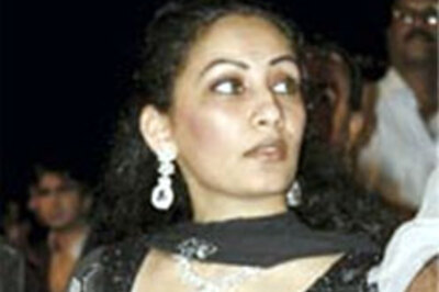 Girlfriend visits Sanjay Dutt in jail