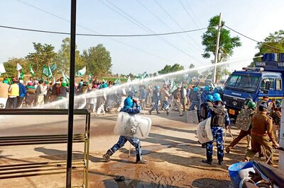Police Fire Tear Gas Shells to Disperse Farmers Marching Towards Delhi Against Farm Laws at Singhu Border