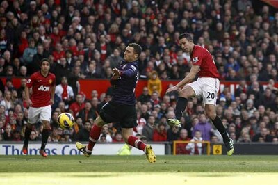 Van Persie on target as Man Utd beat Arsenal 2-1