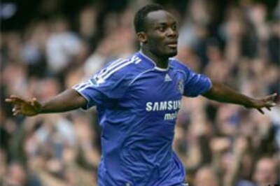 ManU lead EPL, Chelsea hit City for six