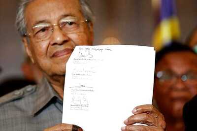 Malaysia's Mahathir Mohamad Sworn in as World's Oldest Elected Leader After Shock Win