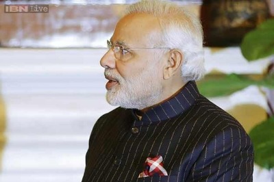 Congress workers stage protest against PM Modi's gift auction