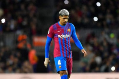 Barcelona Defender Ronald Araujo Leaves Hospital After Concussion