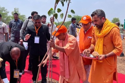 100 Days of Yogi Govt: CM Plants 25 Cr Saplings in UP's Chitrakoot in Fight Against Climate Change